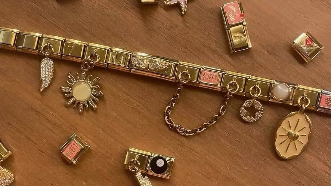 Bracelet italien doré avec charms et pendentifs, posé sur une table en bois