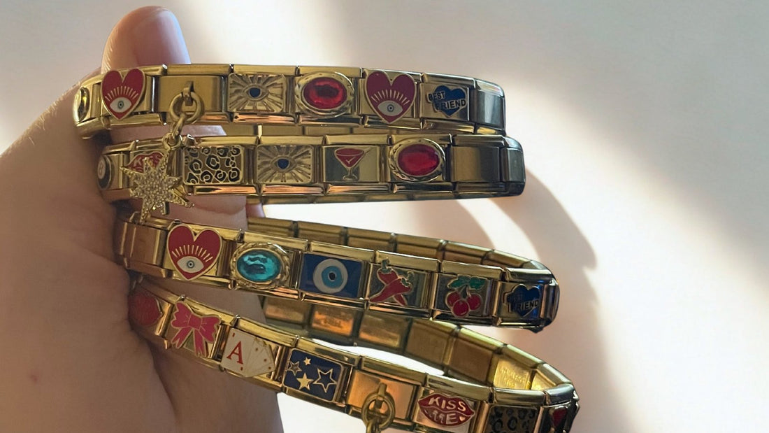 Gros plan sur des italian charms émaillés montés sur des bracelets dorés